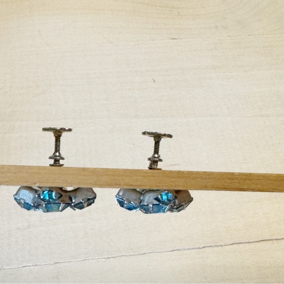 Vintage Gorgeous Aqua Blue Rhinestone Earrings Screw Back Cluster Earrings - Picture 6 of 10